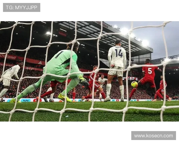 桑切斯禁区外持球滑倒裁判判维拉前场任意球引热议比赛判罚争议成焦点 桑切斯禁区外持球滑倒裁判判维拉前场任意球引热议比赛判罚争议成焦点